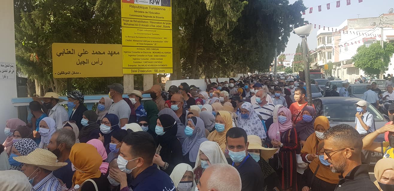   بنزرت.. فوضى قاتلة امام مراكز التلقيح 